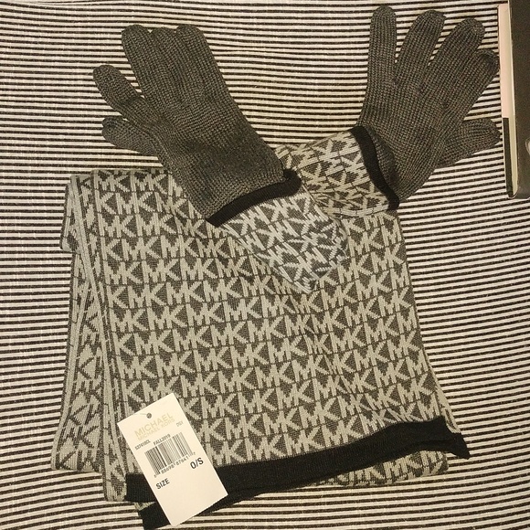 🎁💝NWT Michael Kors dark grey and light grey matching scarf and gloves - Picture 1 of 6